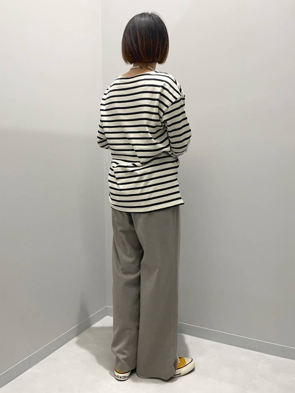 ブラウン系のその他パンツ、グレー系のTシャツ/カットソーを着用したレディースの秋コーディネートの4枚目の写真