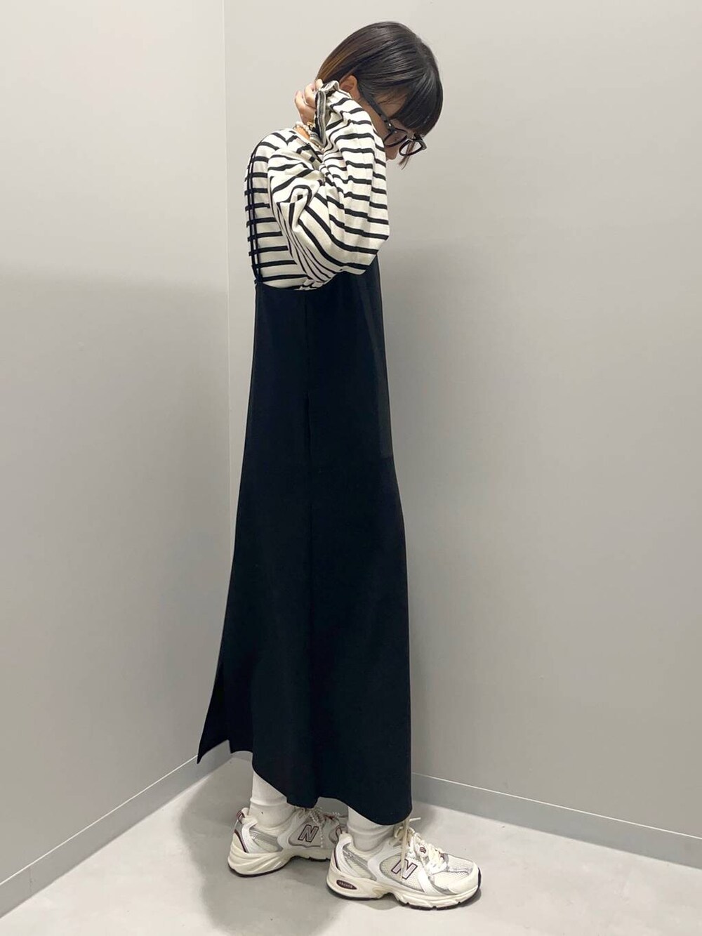 グレー系のTシャツ/カットソー、ブラック系のシャツワンピースを着用したレディースの秋コーディネートの3枚目の写真