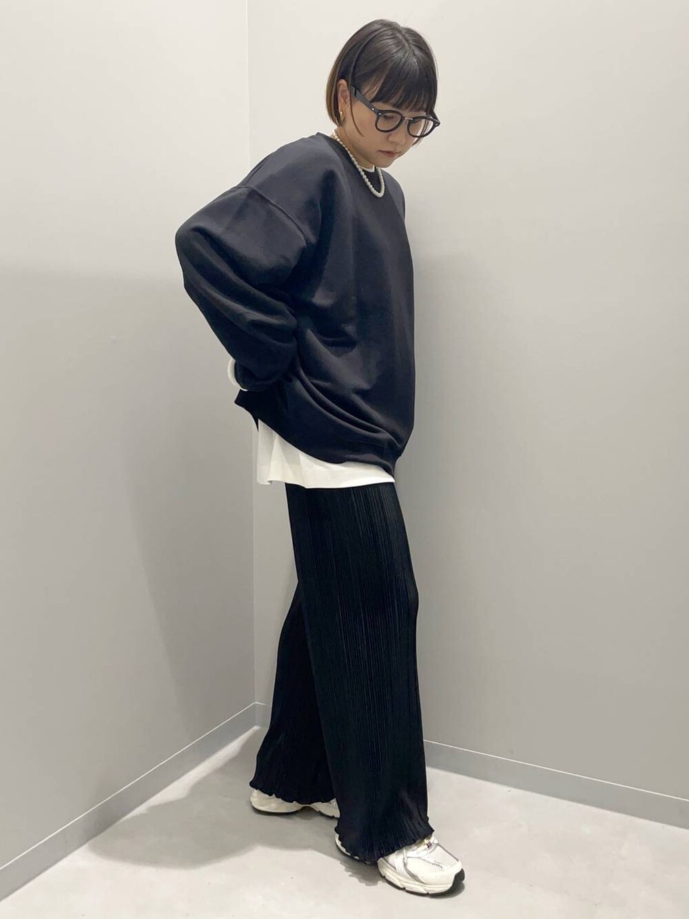 ホワイト系のTシャツ/カットソー、ブラック系のスウェット、ブラック系のその他パンツを着用したレディースの秋コーディネートの3枚目の写真