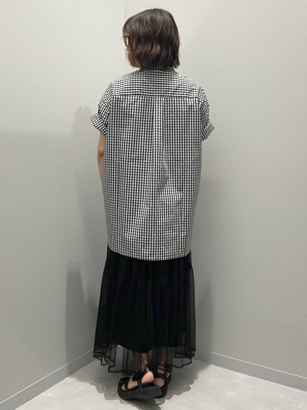 グレー系のシャツ/ブラウス、ブラック系のスカートを着用したレディースの春コーディネートの3枚目の写真