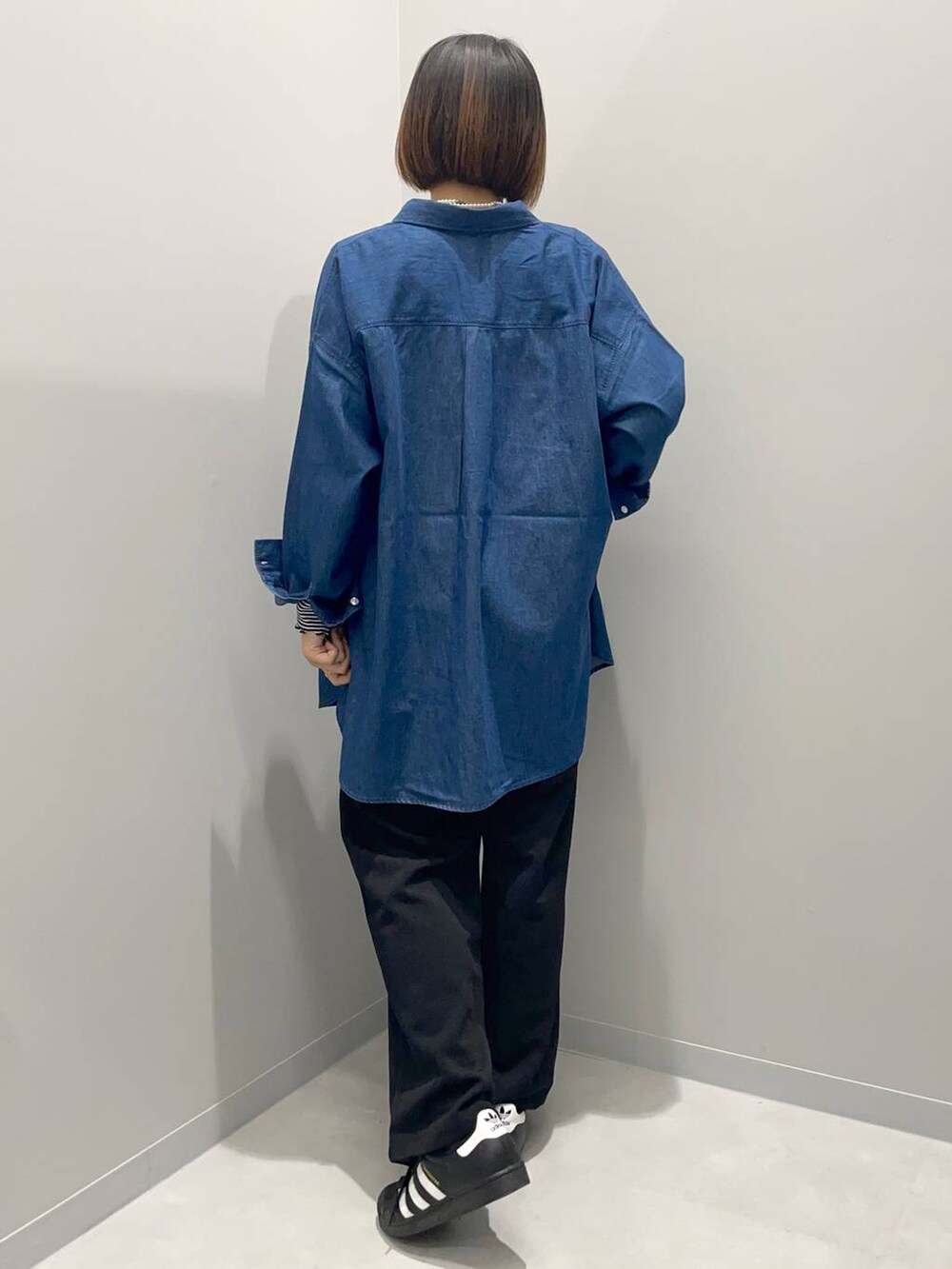 グレー系のTシャツ/カットソー、ブルー系のシャツ/ブラウス、ブラック系のその他パンツを着用したレディースの夏コーディネートの5枚目の写真