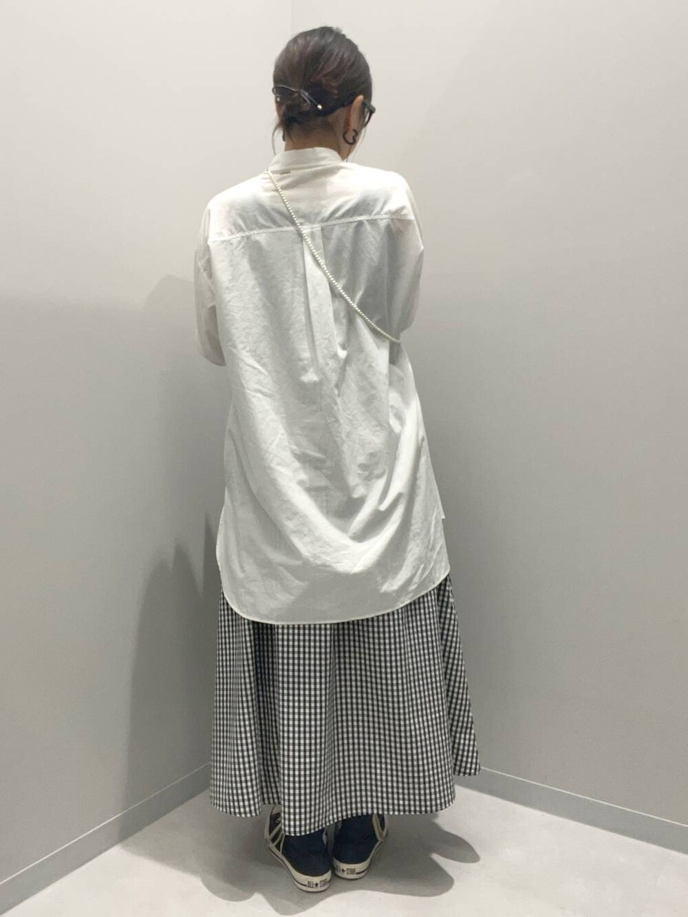 ホワイト系のシャツ/ブラウスを着用したレディースの夏コーディネートの3枚目の写真