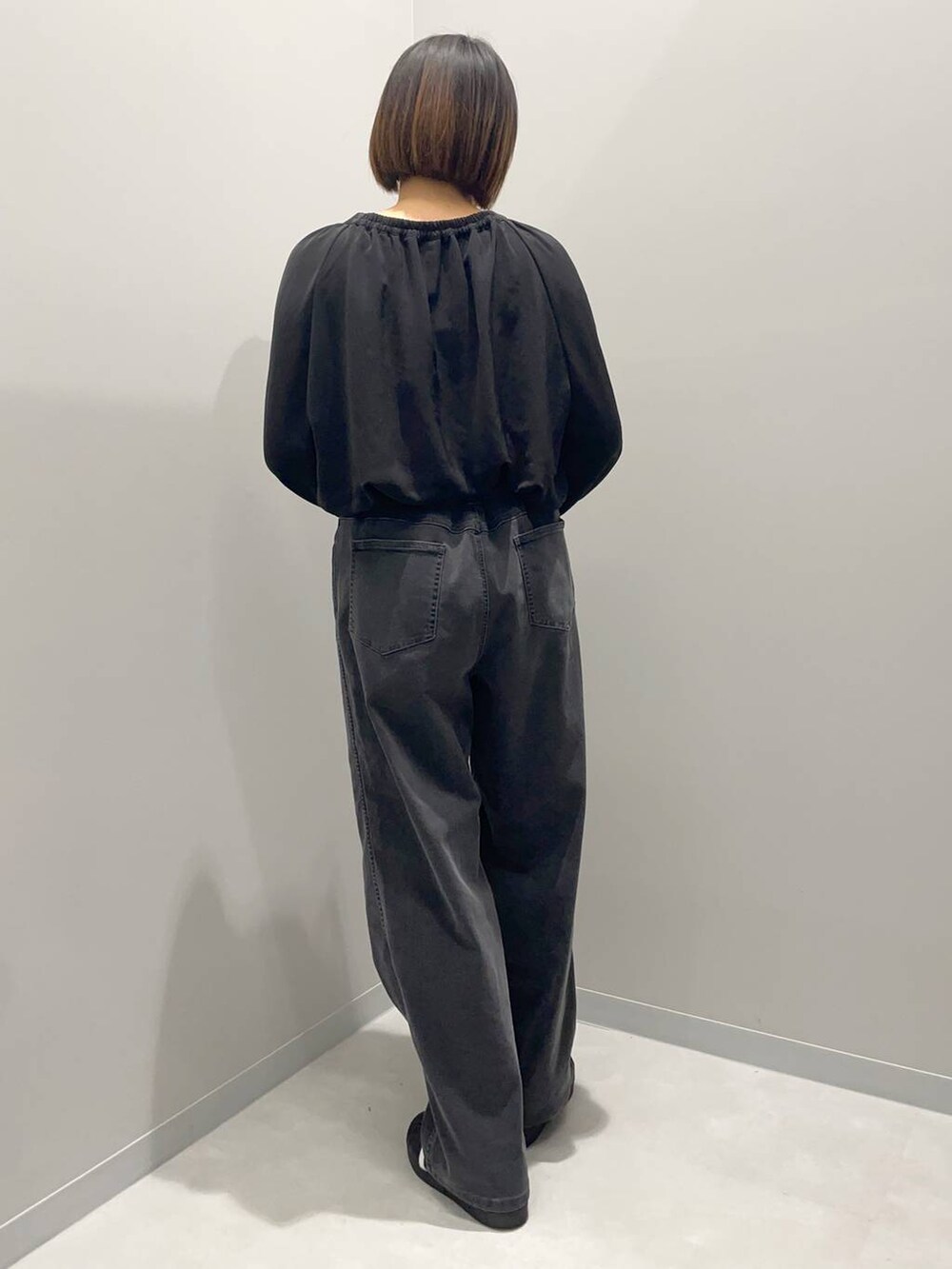 ブラック系のデニムパンツ、ブラック系のシャツ/ブラウスを着用したレディースの秋コーディネートの4枚目の写真