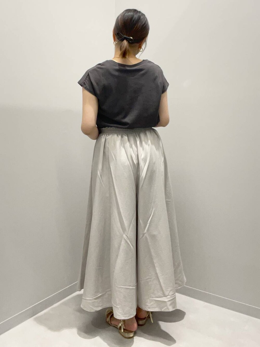 グレー系のTシャツ/カットソー、グレー系のその他パンツを着用したレディースの夏コーディネートの3枚目の写真