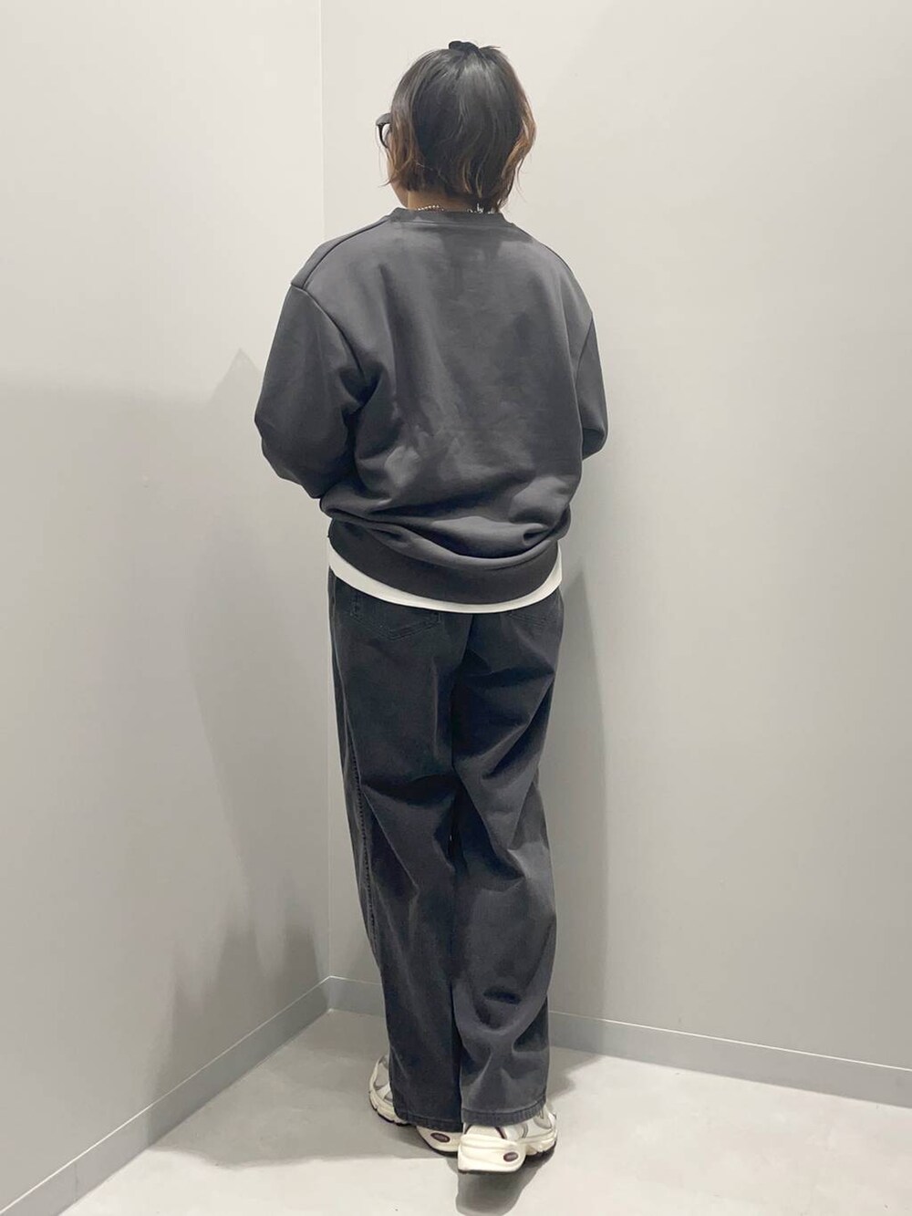 ブラック系のデニムパンツ、グレー系のTシャツ/カットソー、ホワイト系のTシャツ/カットソーを着用したレディースの秋コーディネートの4枚目の写真
