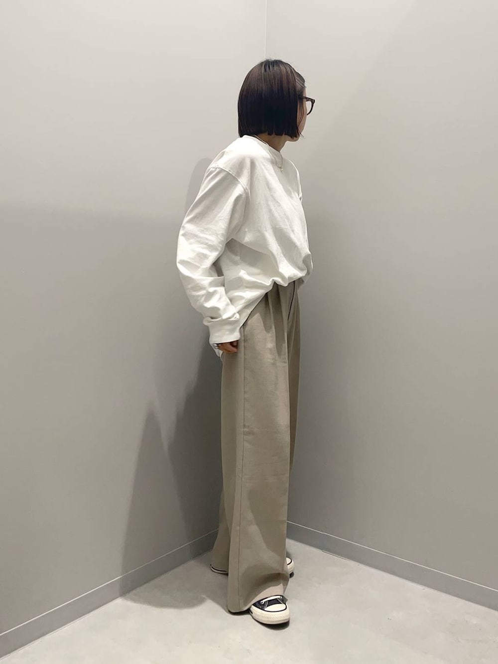 ホワイト系のTシャツ/カットソー、ベージュ系のその他パンツを着用したレディースの春コーディネートの2枚目の写真