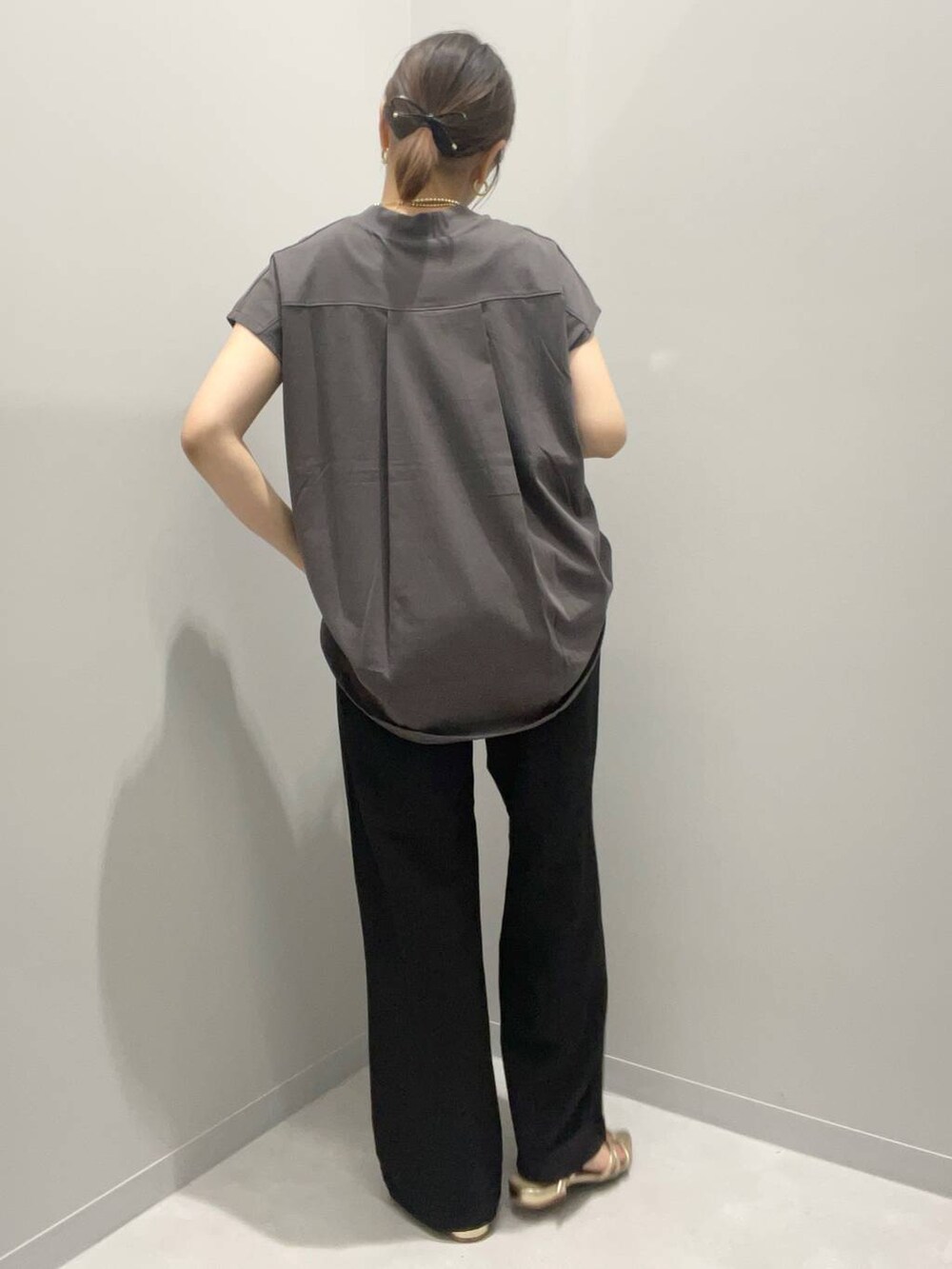 グレー系のその他パンツ、グレー系のTシャツ/カットソー、イエロー系のネックレスを着用したレディースの夏コーディネートの2枚目の写真