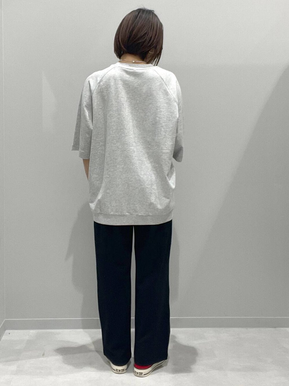 グレー系のTシャツ/カットソー、ブラック系のその他パンツ、グレー系のネックレスを着用したレディースの春コーディネートの4枚目の写真