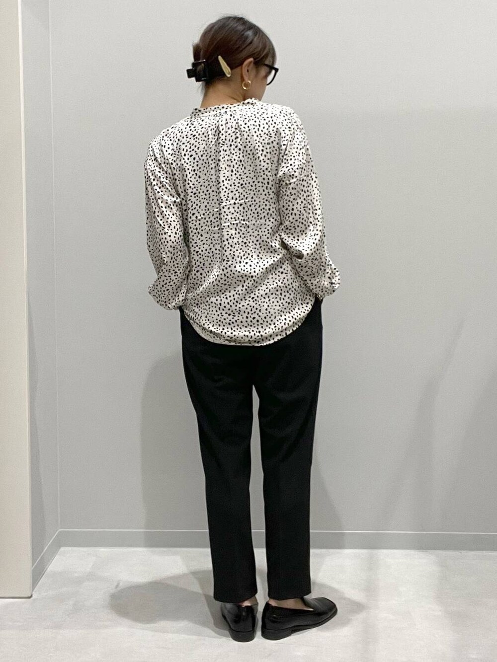 ブラック系のその他パンツ、ホワイト系のシャツ/ブラウスを着用したレディースの春コーディネートの3枚目の写真