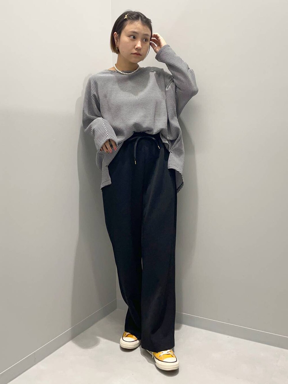 グレー系のTシャツ/カットソー、ブラック系のその他パンツを着用したレディースの秋コーディネートの2枚目の写真