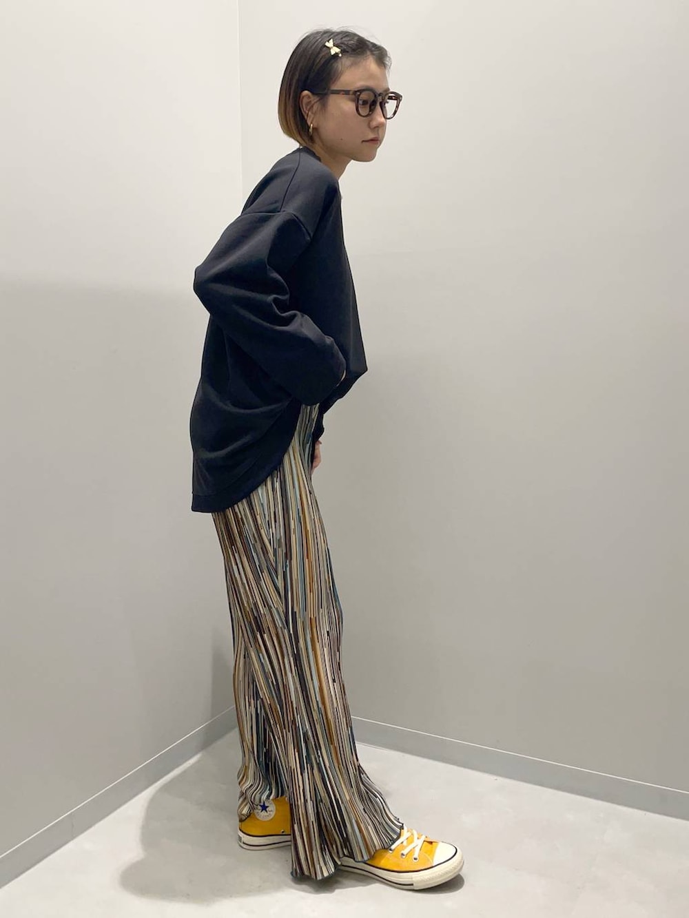 ブラック系のTシャツ/カットソー、グリーン系のその他パンツを着用したレディースの秋コーディネートの3枚目の写真