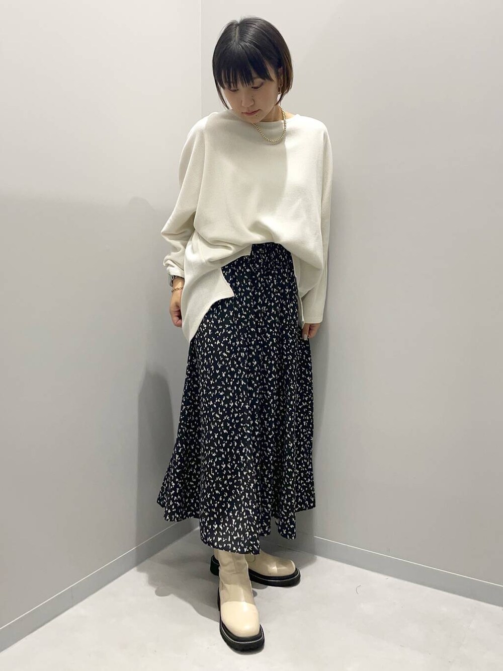 グレー系のその他パンツ、ホワイト系のTシャツ/カットソーを着用したレディースの秋コーディネートの2枚目の写真