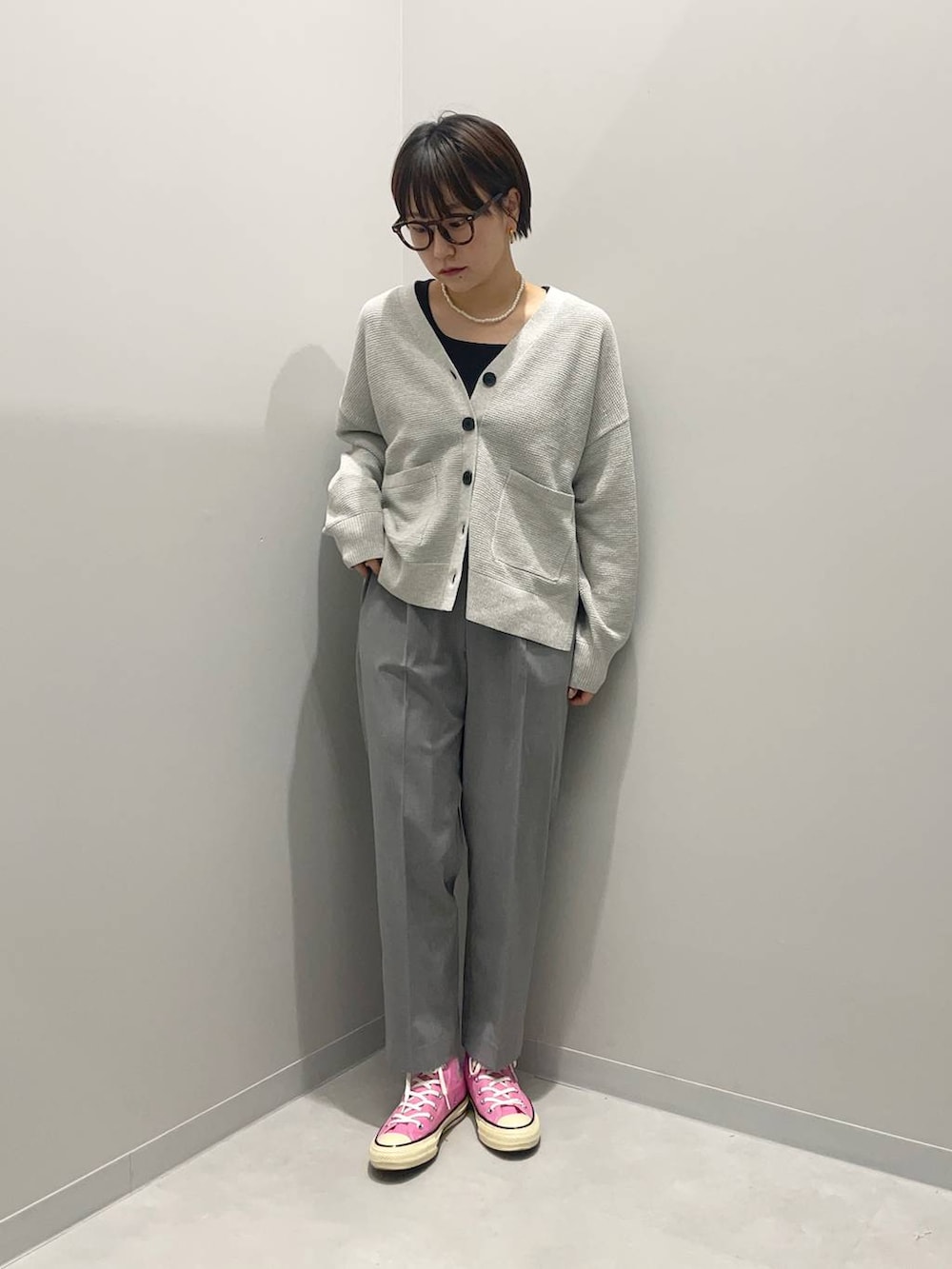 グレー系のその他パンツ、グレー系のカーディガン/ボレロを着用したレディースの春コーディネートの2枚目の写真