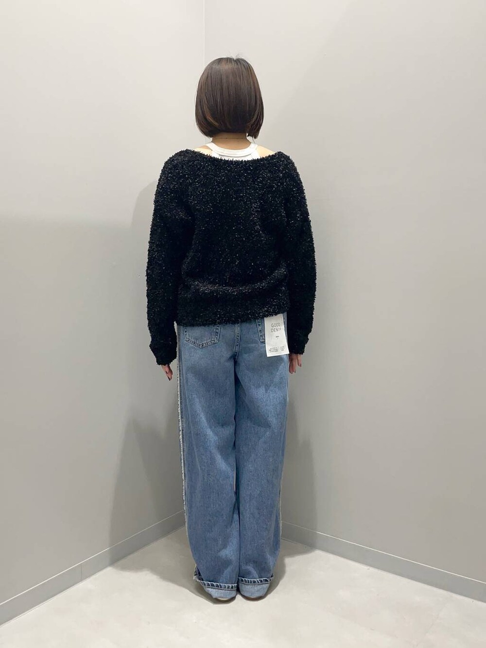 ホワイト系のデニムパンツ、ブラック系のカーディガン/ボレロを着用したレディースの春コーディネートの3枚目の写真