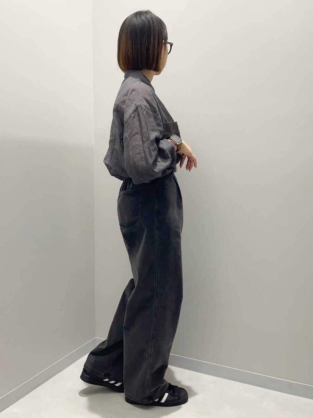 グレー系のシャツ/ブラウス、ブラック系のデニムパンツを着用したレディースの夏コーディネートの2枚目の写真