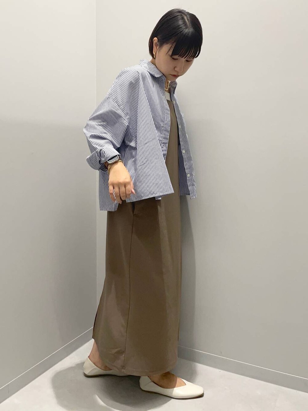 ブルー系のシャツ/ブラウス、ブラウン系のシャツワンピース、イエロー系のネックレスを着用したレディースの秋コーディネートの3枚目の写真