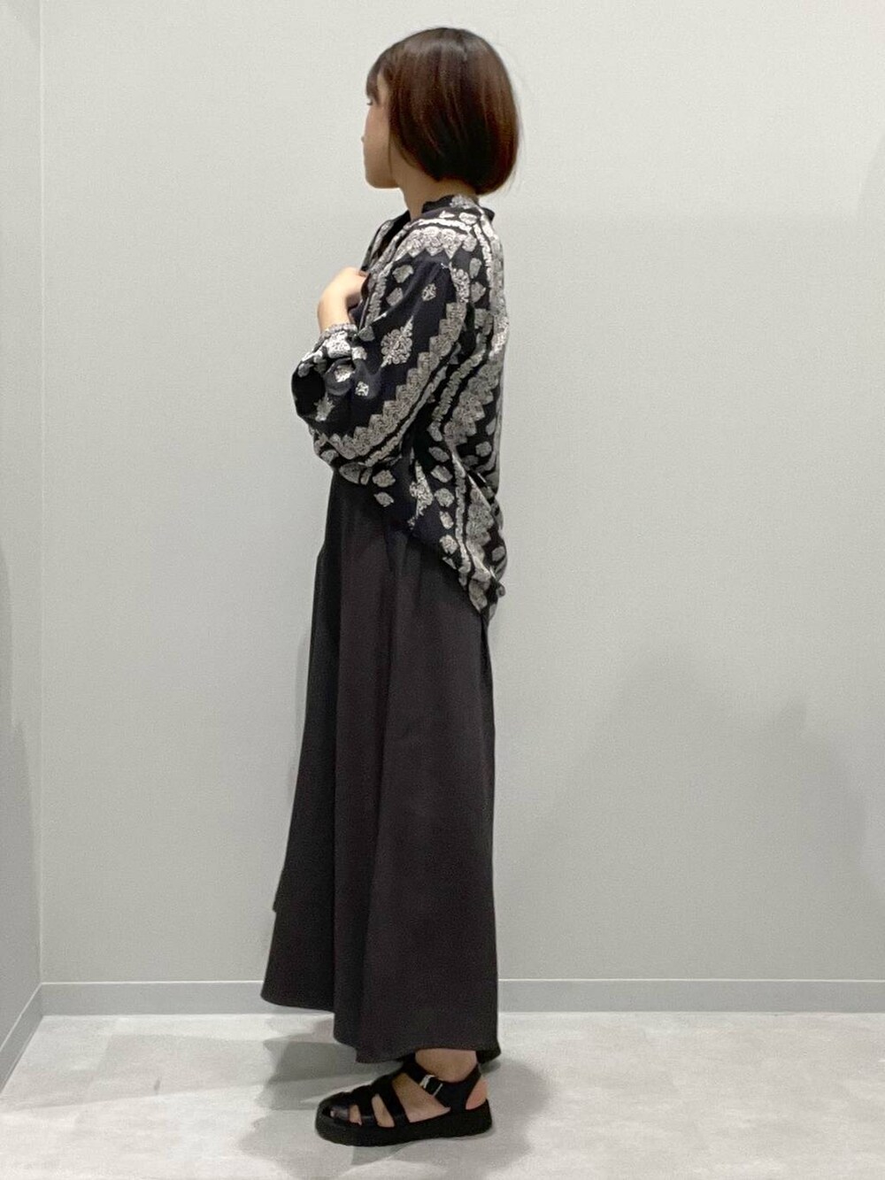 グレー系のシャツ/ブラウス、グレー系のその他パンツを着用したレディースの春コーディネートの2枚目の写真