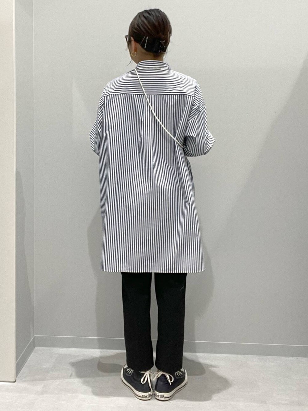 ブラック系のその他パンツ、ブルー系のシャツ/ブラウスを着用したレディースの春コーディネートの3枚目の写真