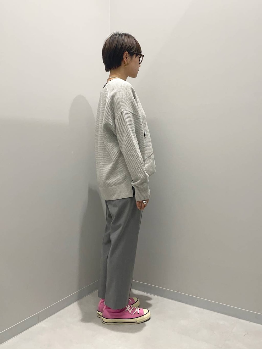 グレー系のその他パンツ、グレー系のカーディガン/ボレロを着用したレディースの春コーディネートの4枚目の写真