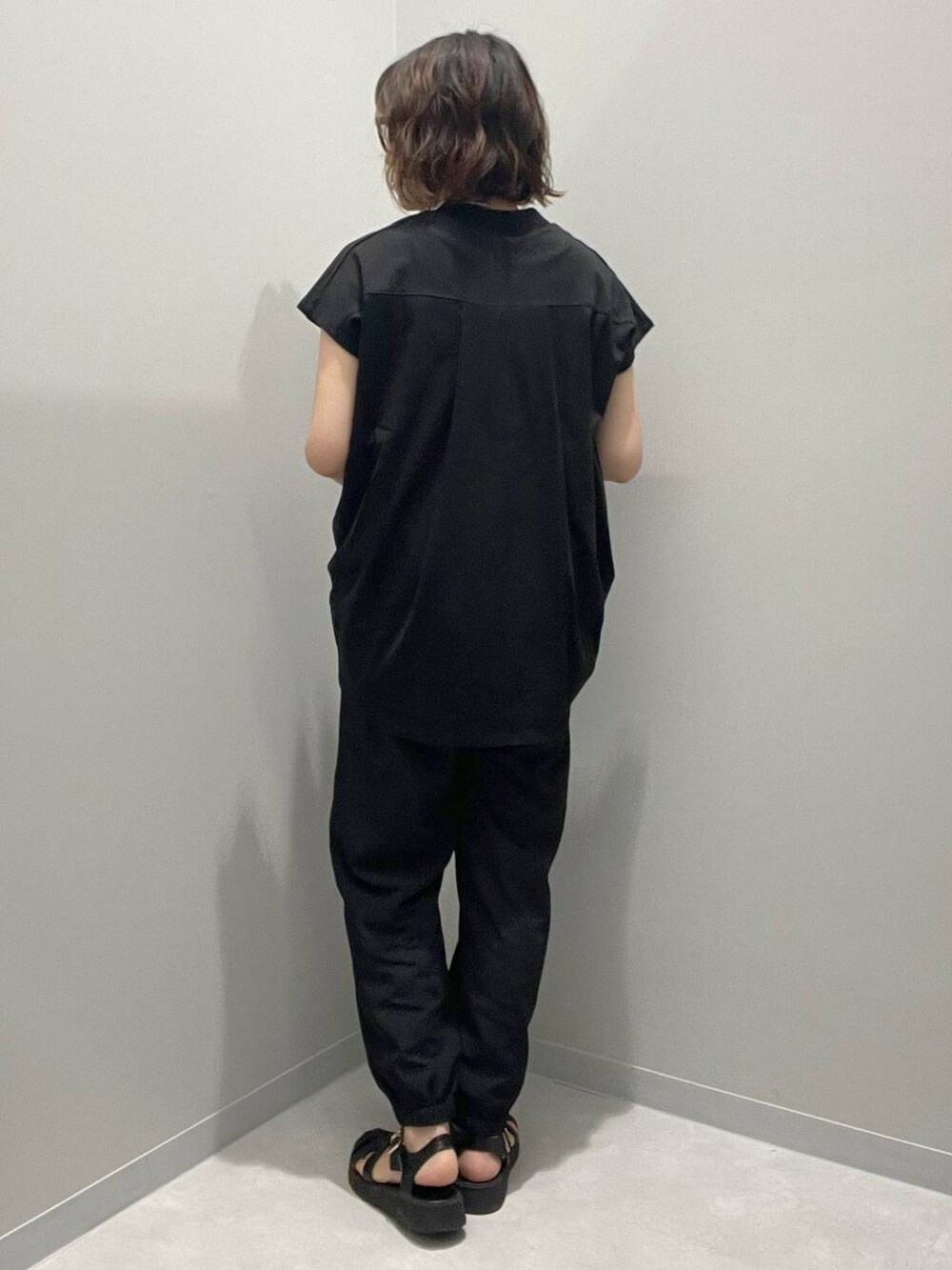 ブラック系のTシャツ/カットソー、ブラック系のその他パンツ、ホワイト系のネックレスを着用したレディースの春コーディネートの3枚目の写真