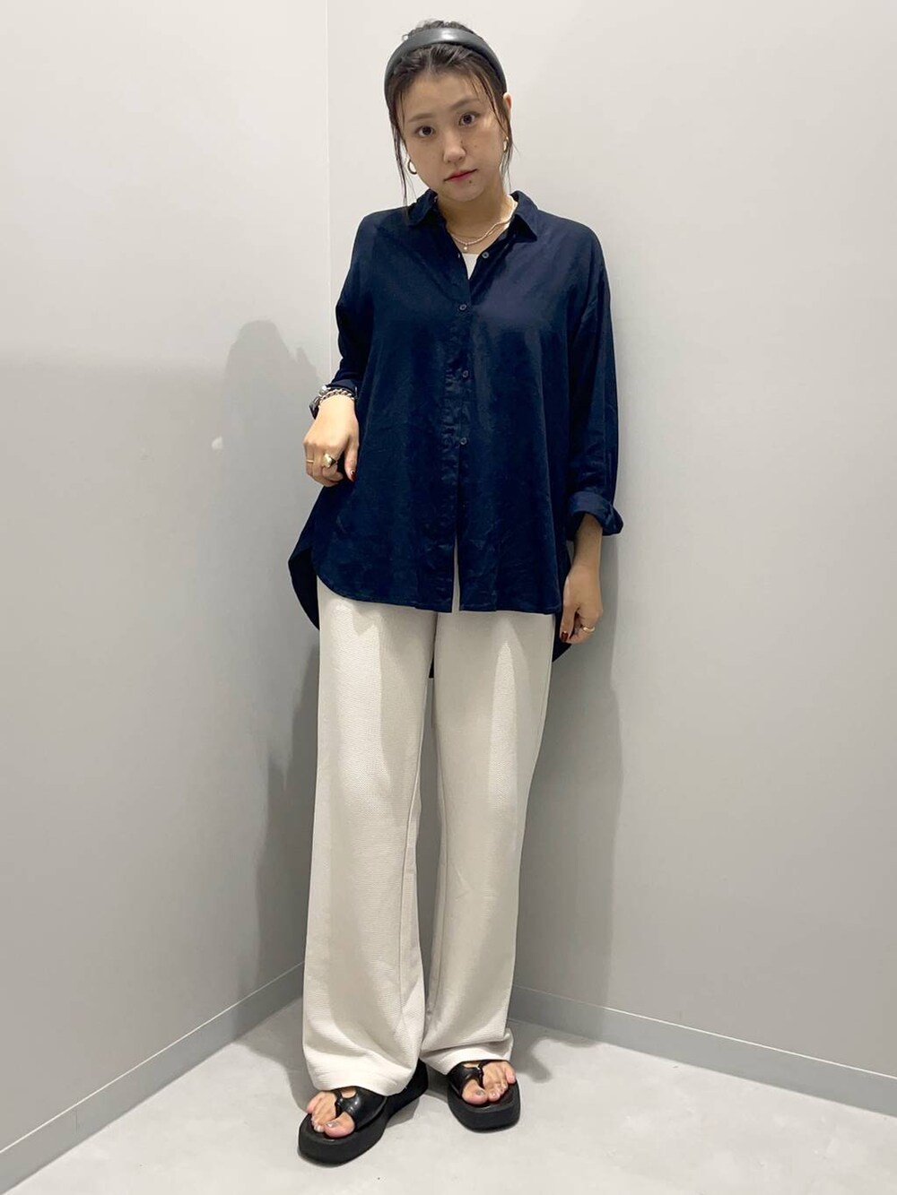 ブルー系のシャツ/ブラウス、ホワイト系のその他パンツを着用したレディースの夏コーディネートの2枚目の写真