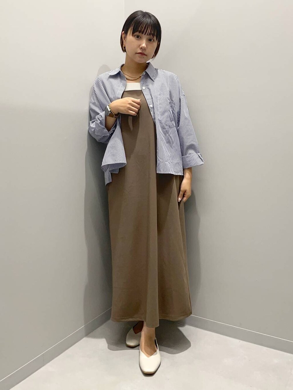 ブルー系のシャツ/ブラウス、ブラウン系のシャツワンピース、イエロー系のネックレスを着用したレディースの秋コーディネートの2枚目の写真