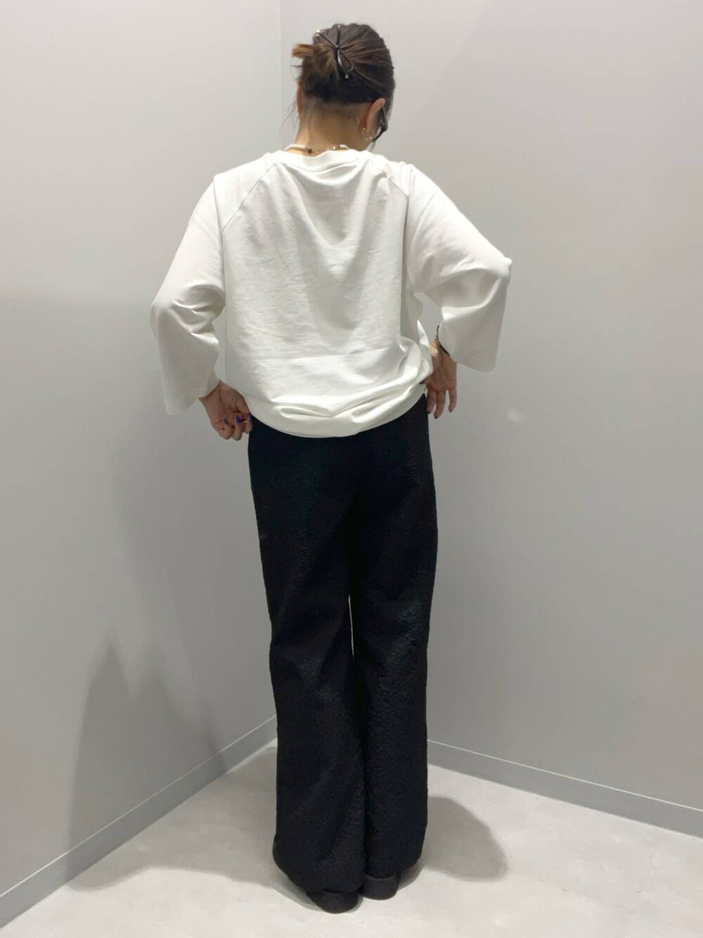 グレー系のその他パンツ、ホワイト系のネックレスを着用したレディースの夏コーディネートの2枚目の写真