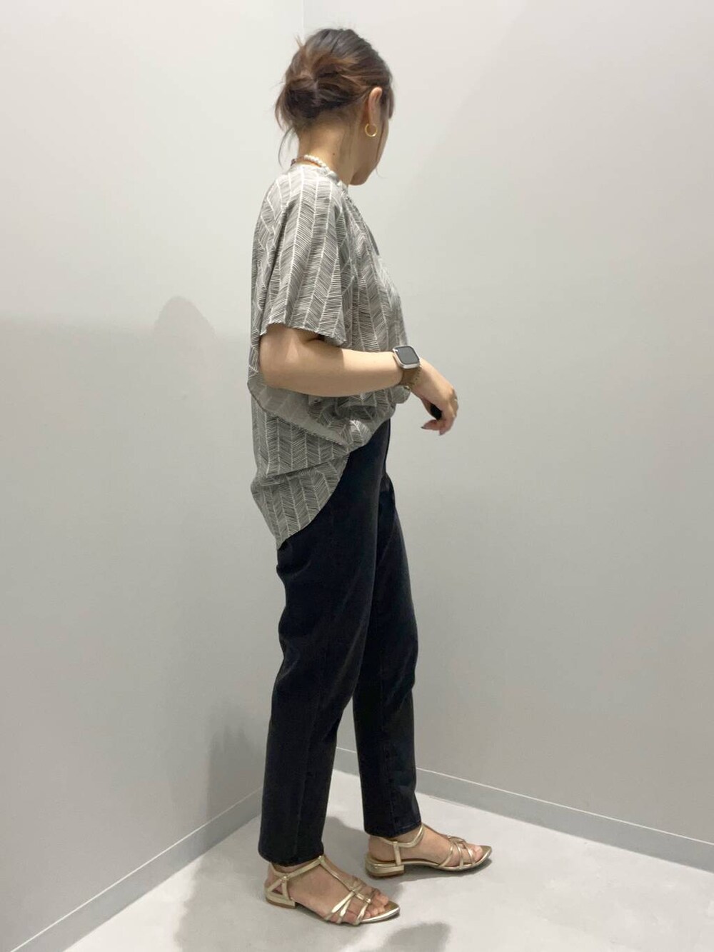 ホワイト系のシャツ/ブラウス、ブラック系のデニムパンツを着用したレディースの夏コーディネートの2枚目の写真