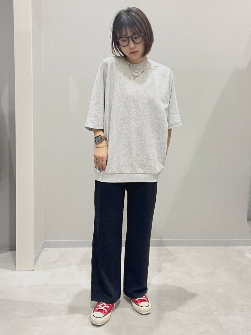 グレー系のTシャツ/カットソー、ブラック系のその他パンツ、グレー系のネックレスを着用したレディースの春コーディネートの2枚目の写真