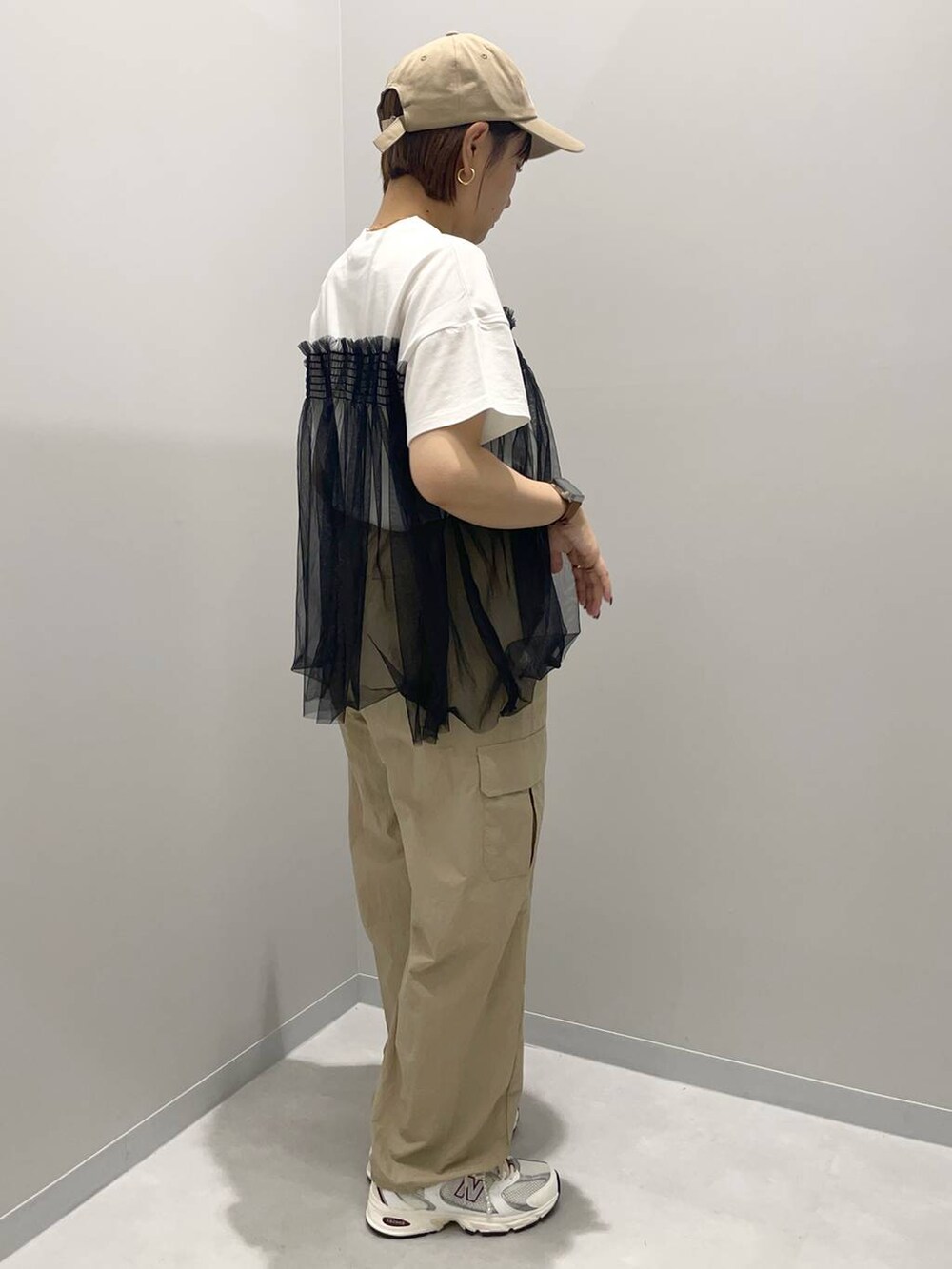 ベージュ系のカーゴパンツ、ホワイト系のTシャツ/カットソーを着用したレディースの夏コーディネートの2枚目の写真