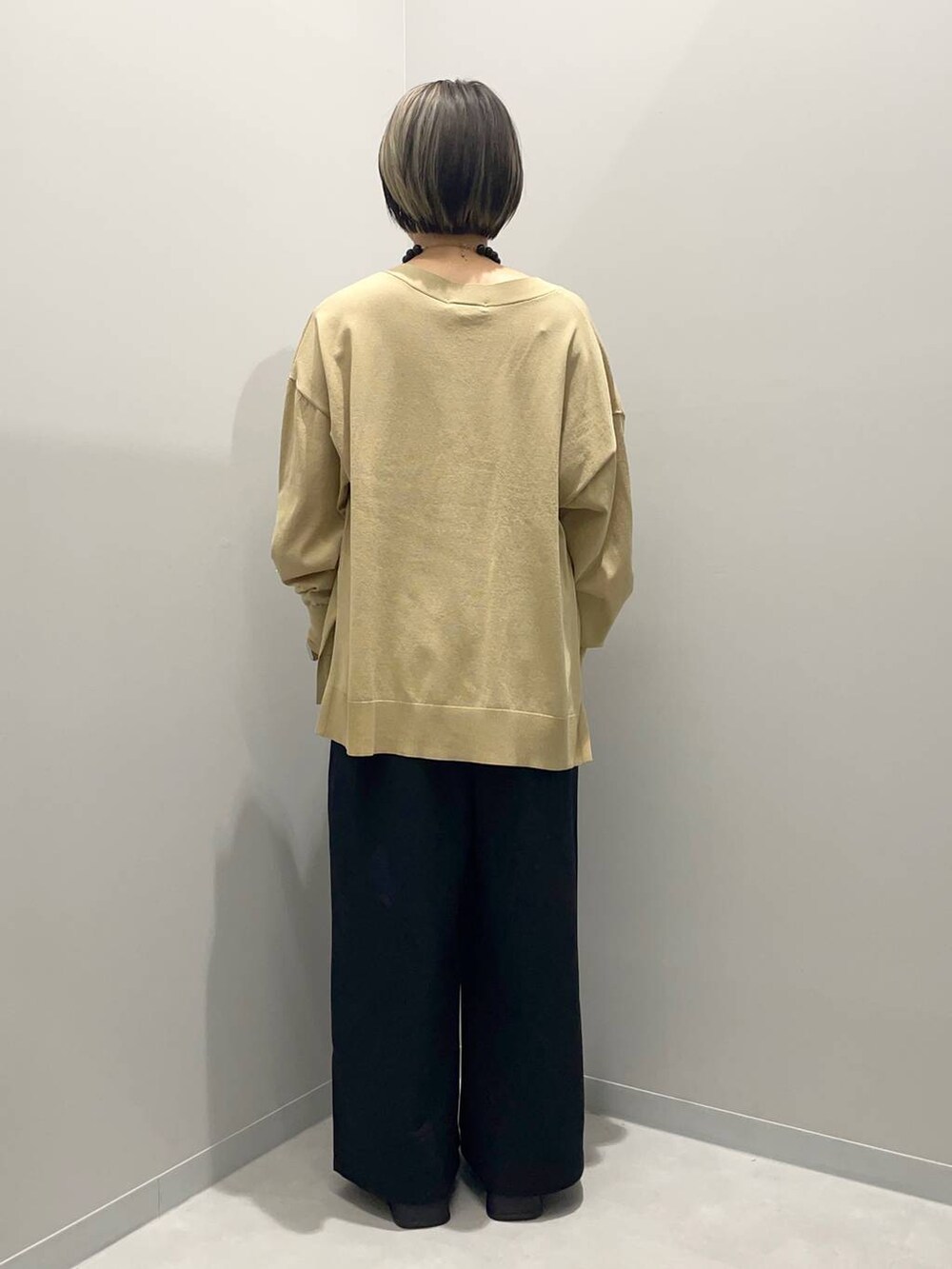 ベージュ系のカーディガン/ボレロ、ブラック系のその他パンツを着用したレディースの夏コーディネートの5枚目の写真