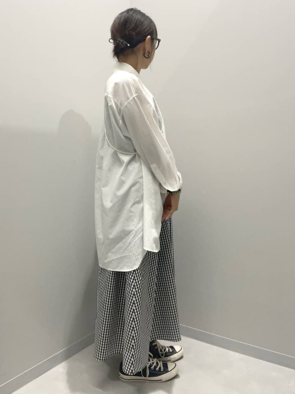 ホワイト系のシャツ/ブラウスを着用したレディースの夏コーディネートの2枚目の写真