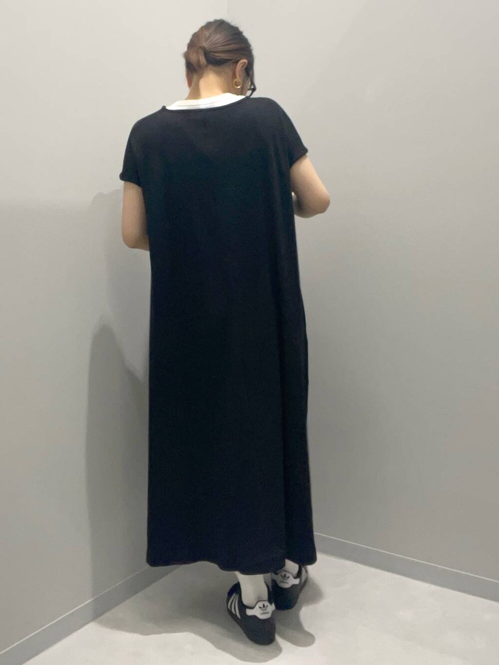 ブラック系のワンピースを着用したレディースの夏コーディネートの3枚目の写真