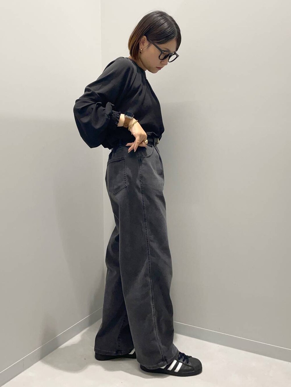 ブラック系のデニムパンツ、ブラック系のシャツ/ブラウスを着用したレディースの秋コーディネートの3枚目の写真