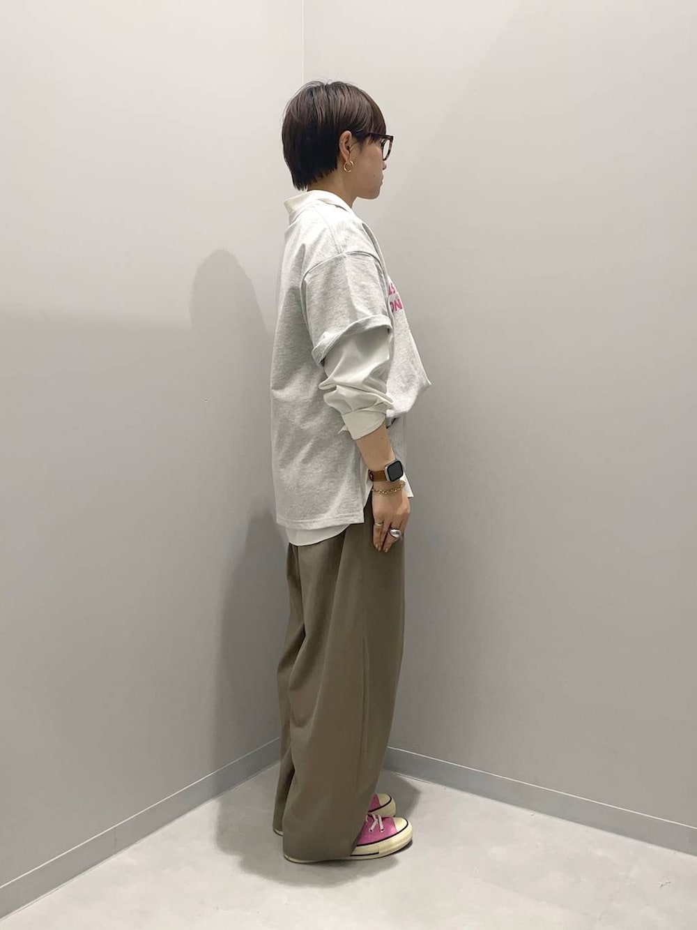 グリーン系のその他パンツ、グレー系のTシャツ/カットソー、ホワイト系のシャツ/ブラウスを着用したレディースの春コーディネートの2枚目の写真