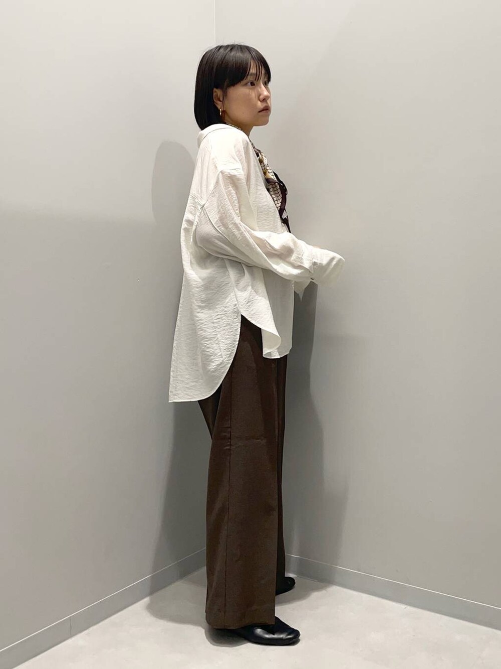 ブラウン系のスラックス、ホワイト系のシャツ/ブラウス、ベージュ系のその他ヘアアクセサリーを着用したレディースの夏コーディネートの4枚目の写真