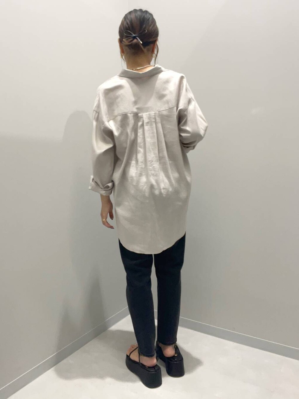 ホワイト系のシャツ/ブラウス、ブラック系のデニムパンツ、ホワイト系のネックレスを着用したレディースの夏コーディネートの2枚目の写真