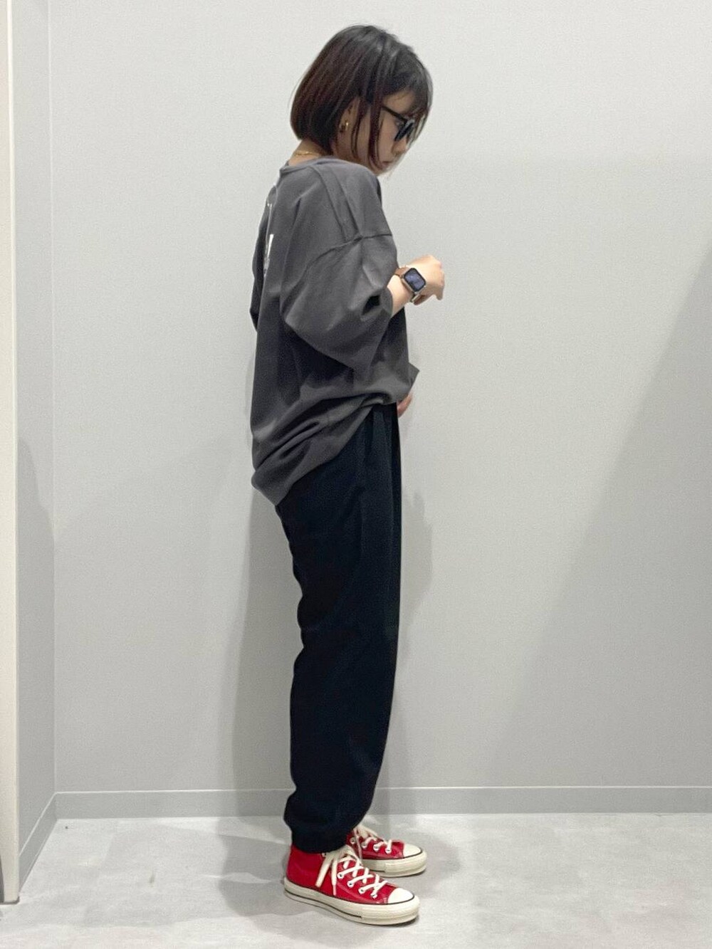 グレー系のTシャツ/カットソー、ブラック系のその他パンツ、ホワイト系のネックレスを着用したレディースの春コーディネートの3枚目の写真