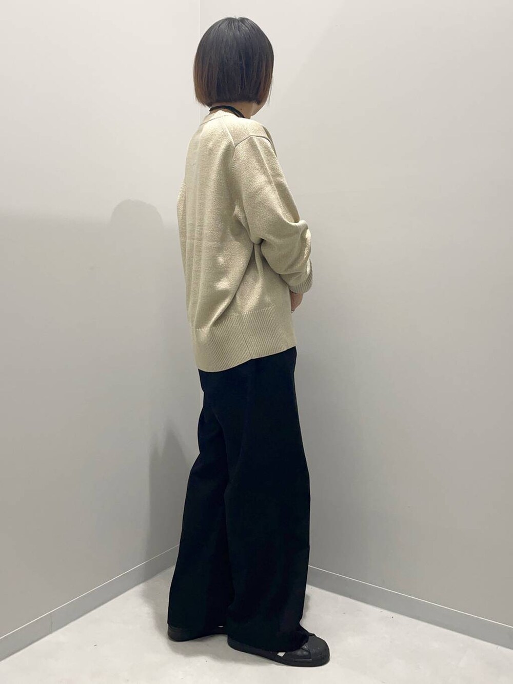 ブラック系のその他パンツ、ゴールド系のカーディガン/ボレロを着用したレディースの秋コーディネートの3枚目の写真