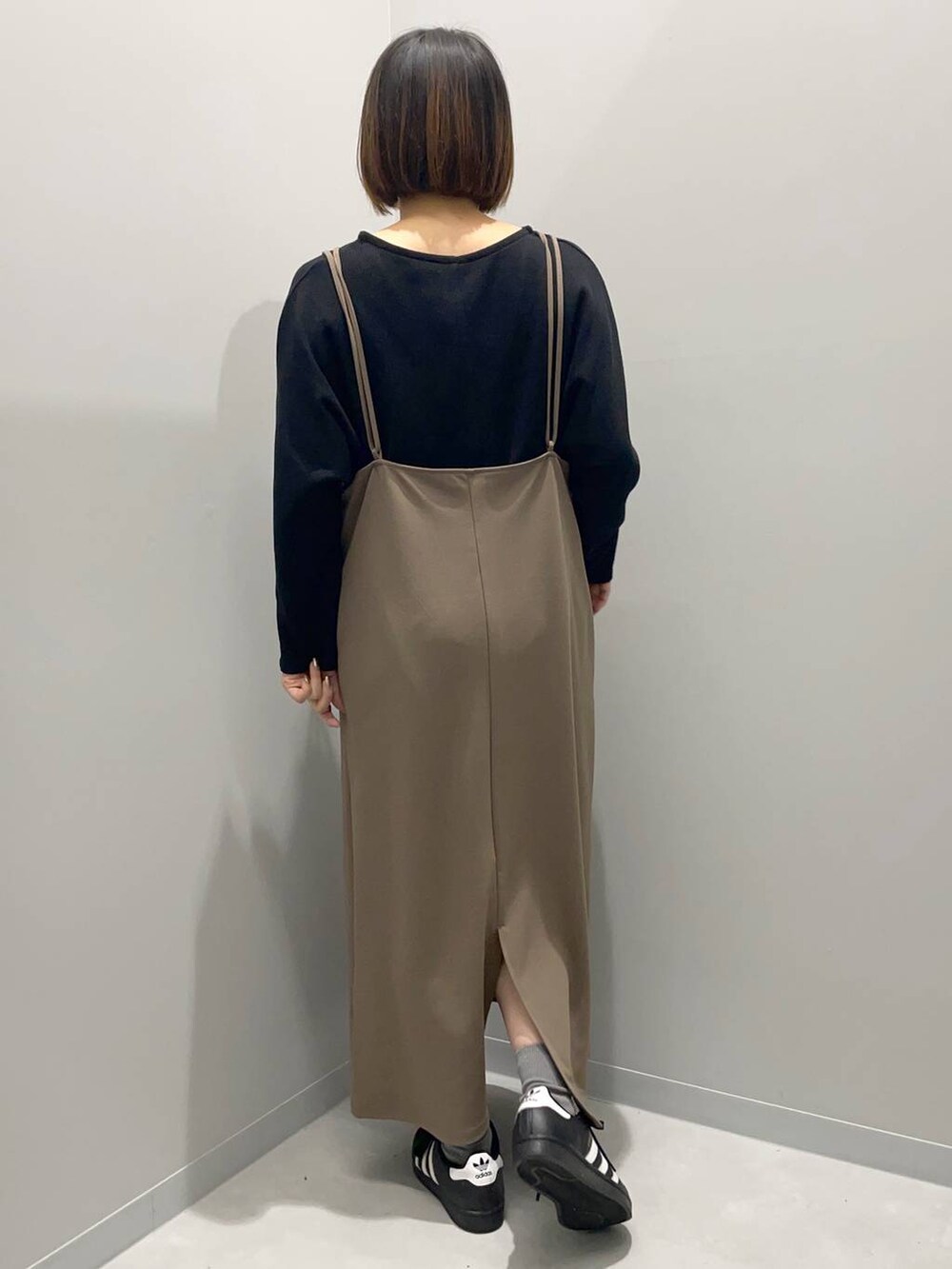 ブラウン系のシャツワンピース、ブラック系のTシャツ/カットソーを着用したレディースの秋コーディネートの4枚目の写真