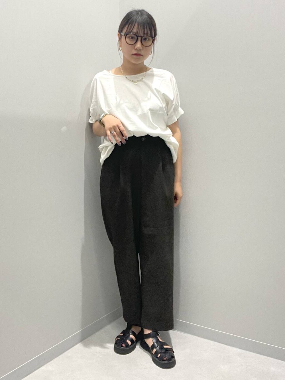 ホワイト系のTシャツ/カットソー、ブラウン系のその他パンツ、ホワイト系のネックレスを着用したレディースの春コーディネートの2枚目の写真