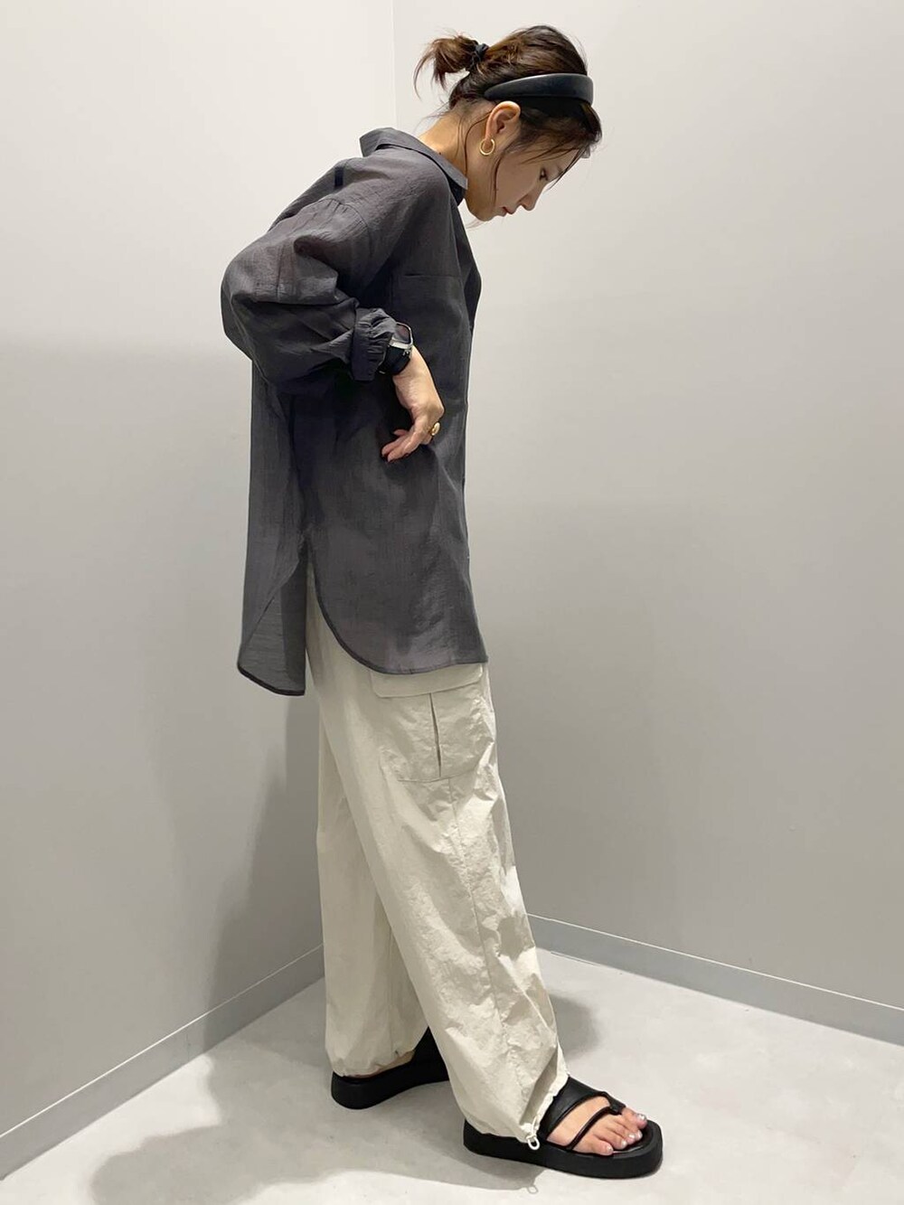 ホワイト系のカーゴパンツ、グレー系のシャツ/ブラウスを着用したレディースの夏コーディネートの3枚目の写真