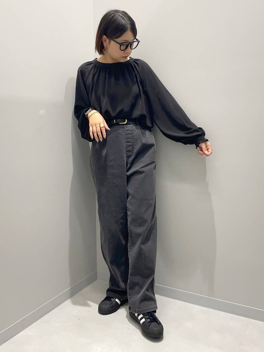 ブラック系のデニムパンツ、ブラック系のシャツ/ブラウスを着用したレディースの秋コーディネートの2枚目の写真