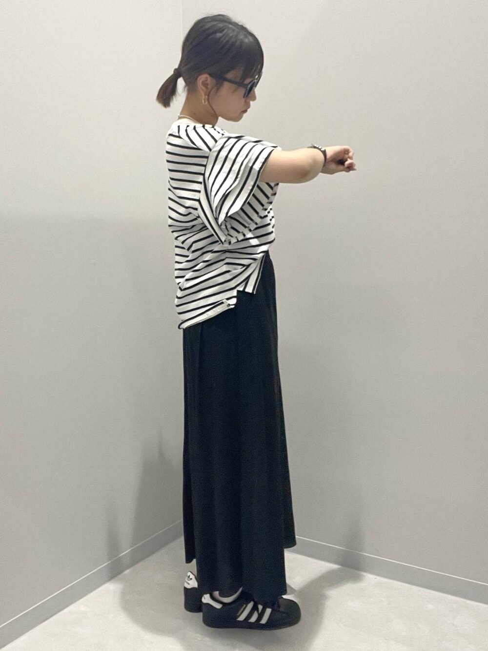 ブラック系のその他パンツ、ホワイト系のTシャツ/カットソーを着用したレディースの夏コーディネートの2枚目の写真