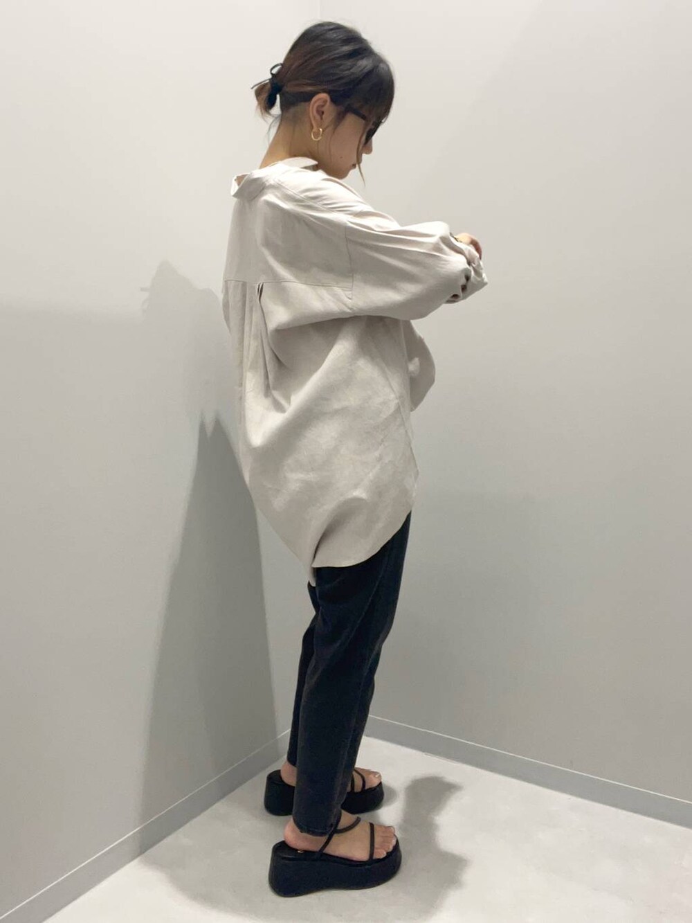 ホワイト系のシャツ/ブラウス、ブラック系のデニムパンツ、ホワイト系のネックレスを着用したレディースの夏コーディネートの3枚目の写真