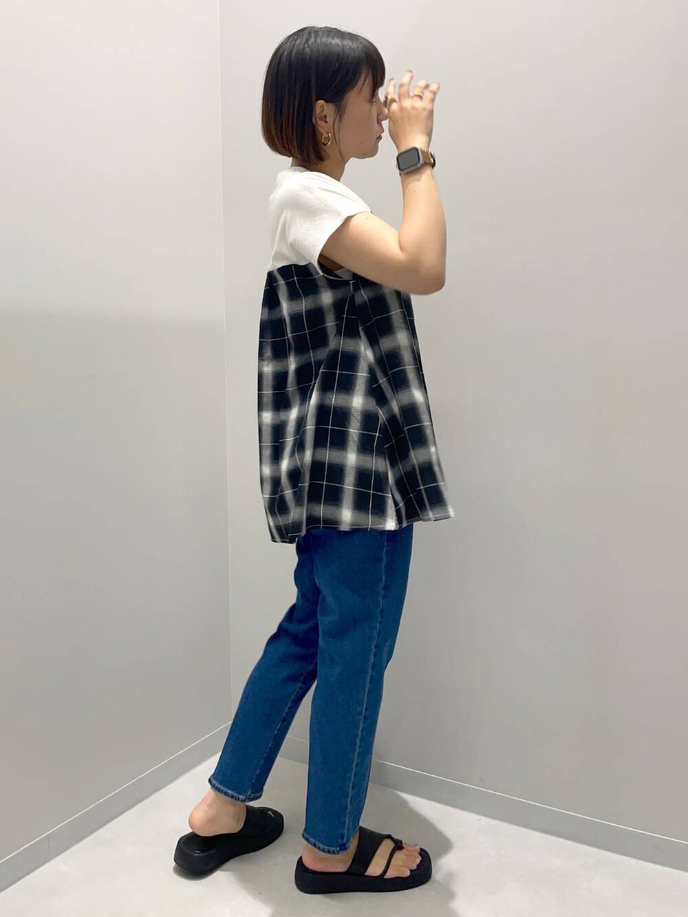 ホワイト系のTシャツ/カットソー、ブルー系のデニムパンツを着用したレディースの夏コーディネートの2枚目の写真