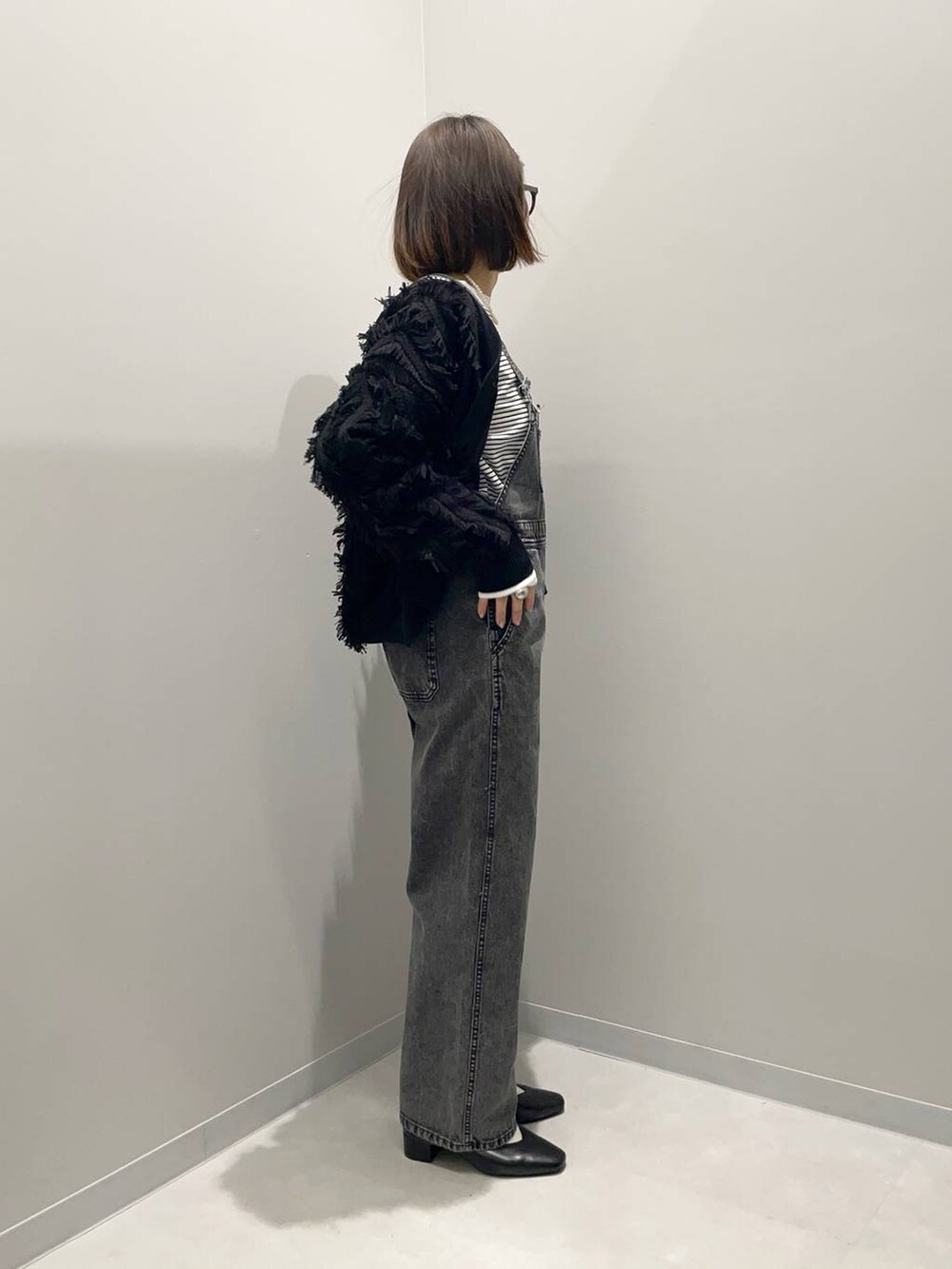 ブラック系のサロペット/オーバーオール、ブラック系のカーディガン/ボレロ、その他のTシャツ/カットソーを着用したレディースの冬コーディネートの3枚目の写真