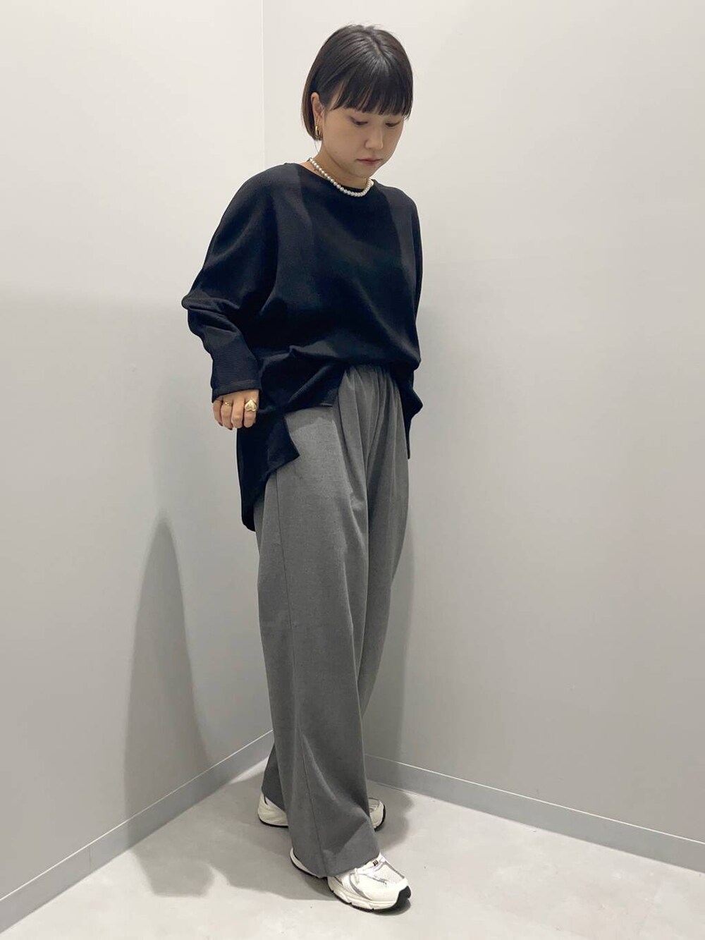グレー系のその他パンツ、ブラック系のTシャツ/カットソーを着用したレディースの秋コーディネートの3枚目の写真