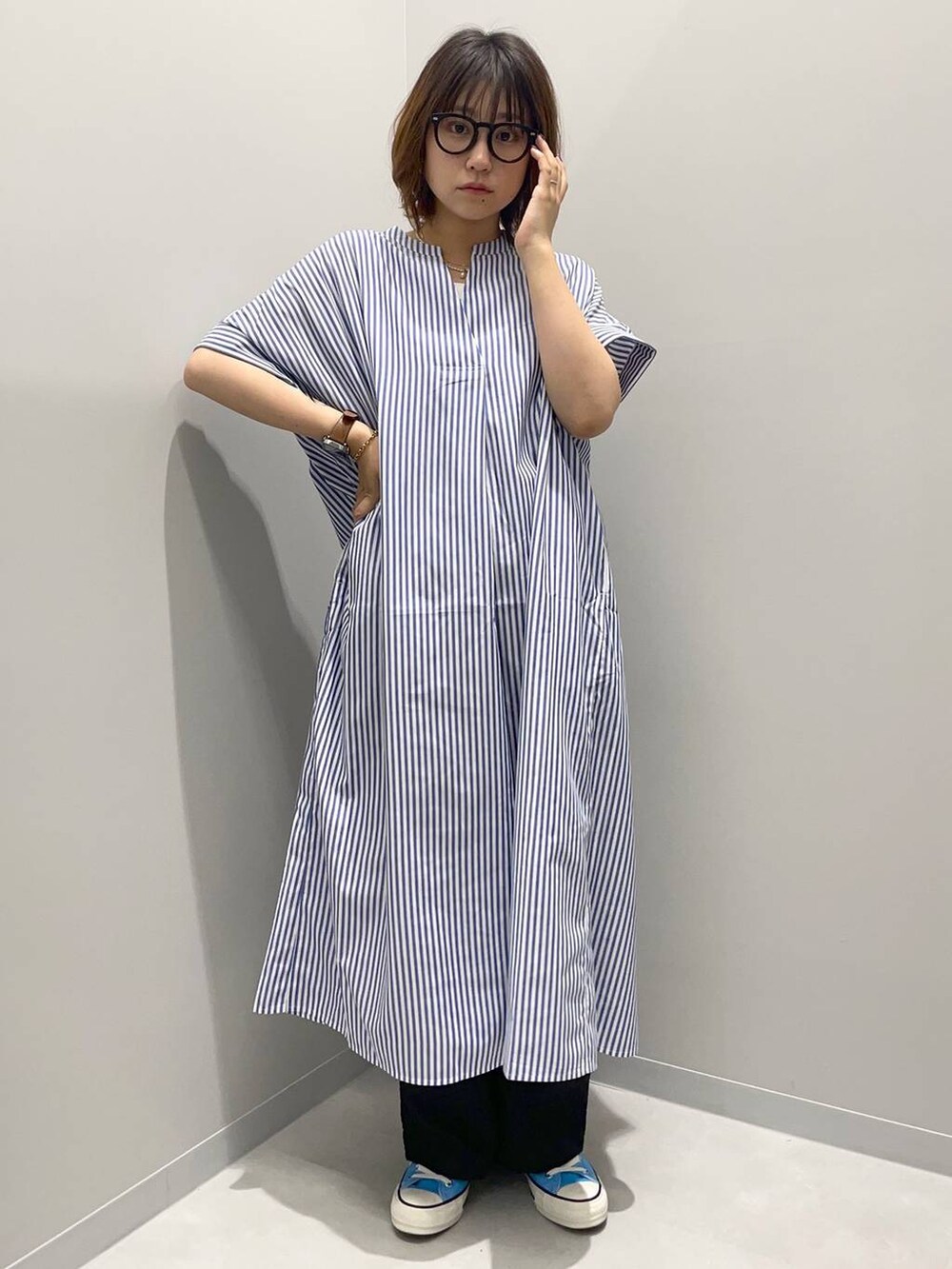 グレー系のその他パンツ、ブルー系のシャツワンピースを着用したレディースの夏コーディネートの2枚目の写真