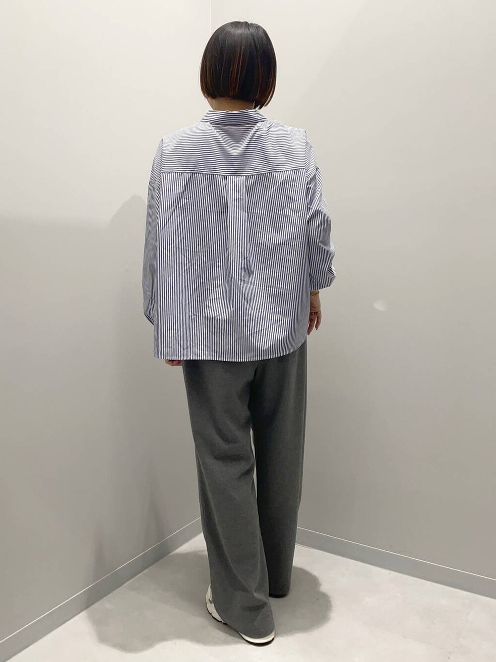 グレー系のその他パンツ、ブルー系のシャツ/ブラウスを着用したレディースの秋コーディネートの4枚目の写真